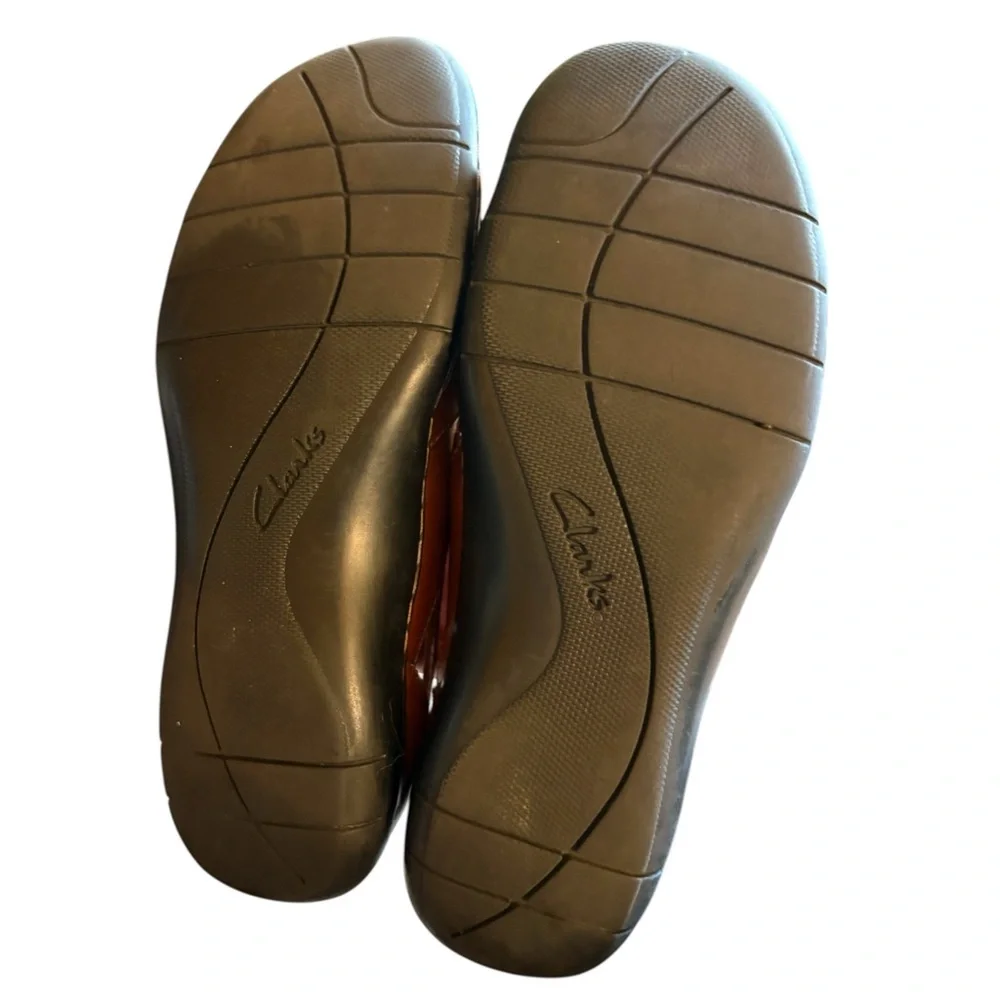 Clarks Bendables Tan Leather Flats criss-cross Mary Jane flats. Size 8.5. EUC!